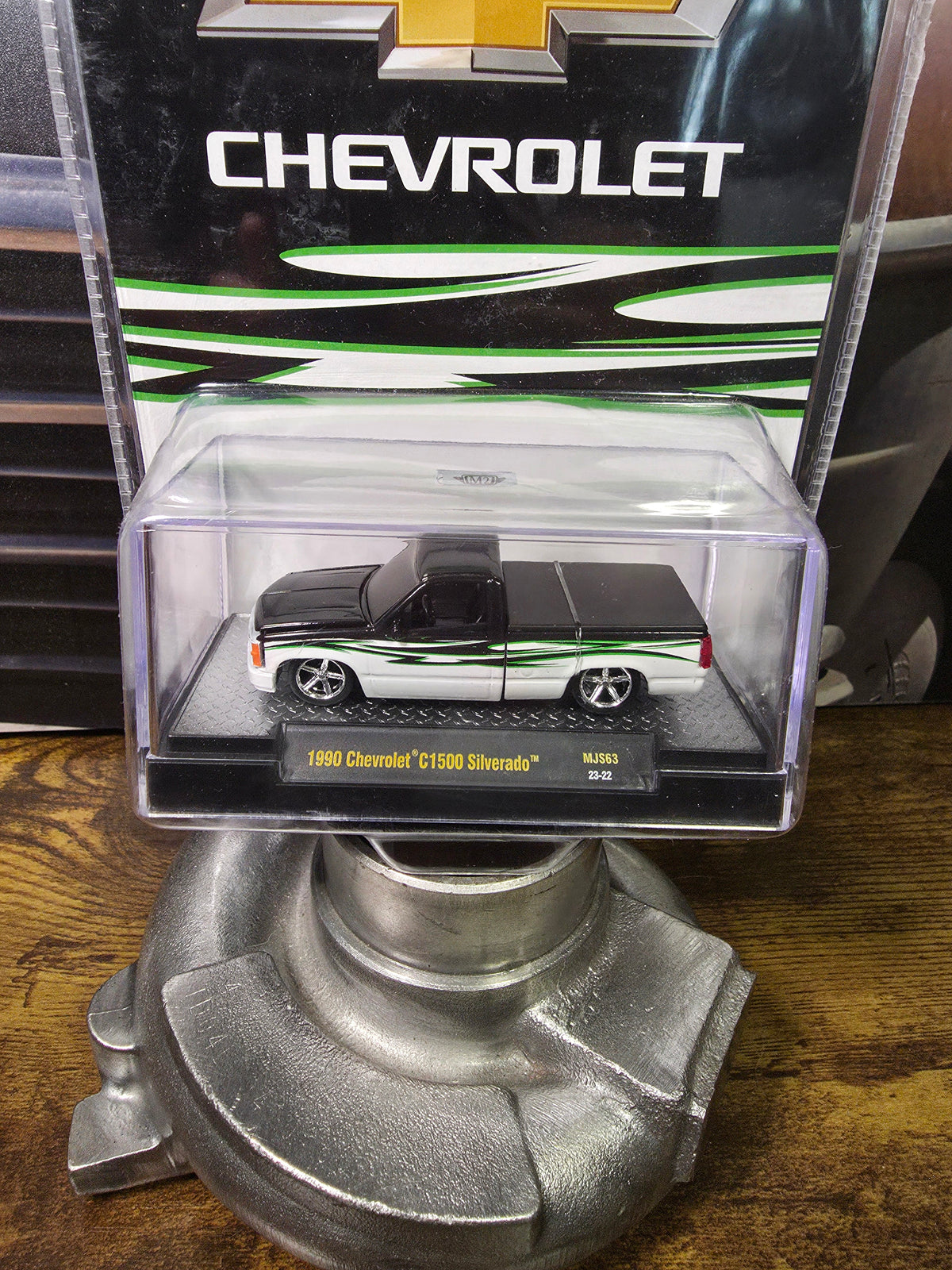 M2 Machines Mijo Exclusive 1990 Chevrolet C1500 Silverado MJS63 23-22